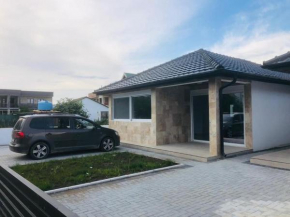 Bungalow Cleo, Doni Štoj